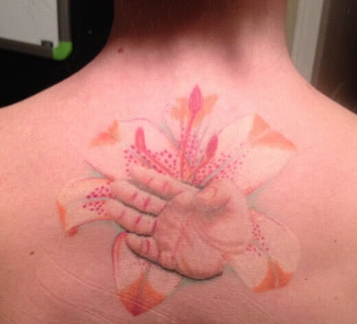 Tattoo Babyhand mit Blume
