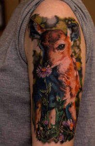 Realistisches Rehkitz Tattoo Motiv am Oberarm