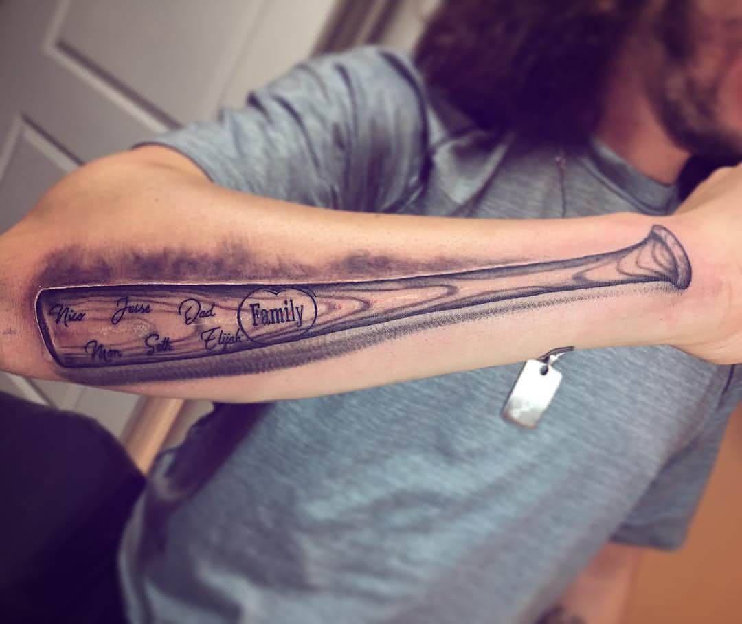 Tattoo Baseballschläger auf dem Arm