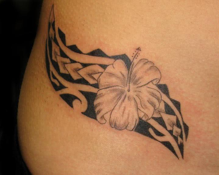 Tattoo Blume verziert Tribal