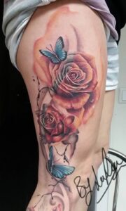 Blumen und Schmetterlinge auf dem Oberschenkel