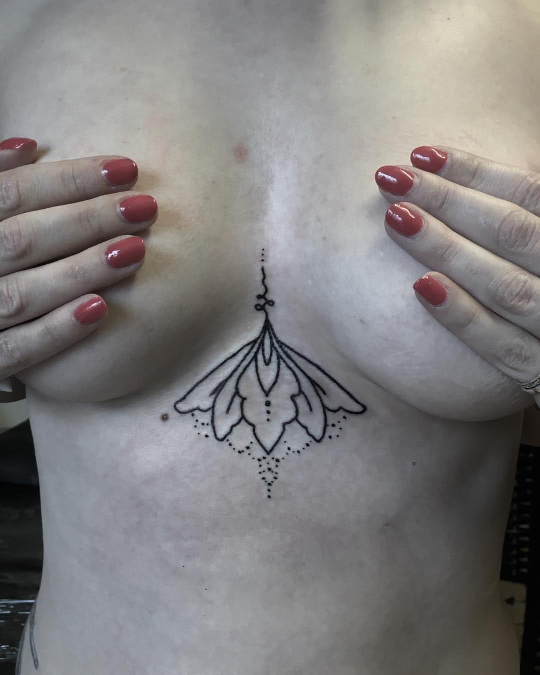 Tattoo Blumen Underboob
