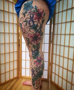 Blumentattoo auf dem gesamte  Bein