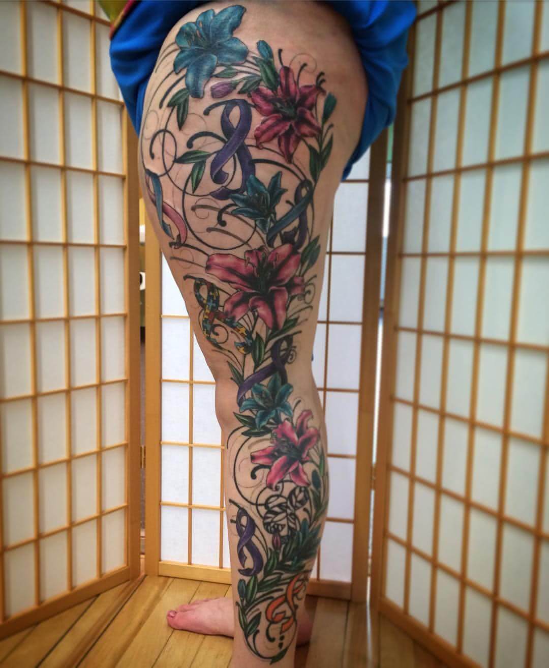 Tattoo Blumentattoo auf dem gesamte  Bein