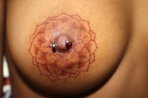 Blumentattoo auf dem Nippel