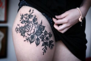 Blumentattoo auf dem Oberschenkel