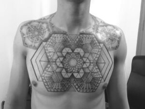 Brusttattoo Geometrische Formen