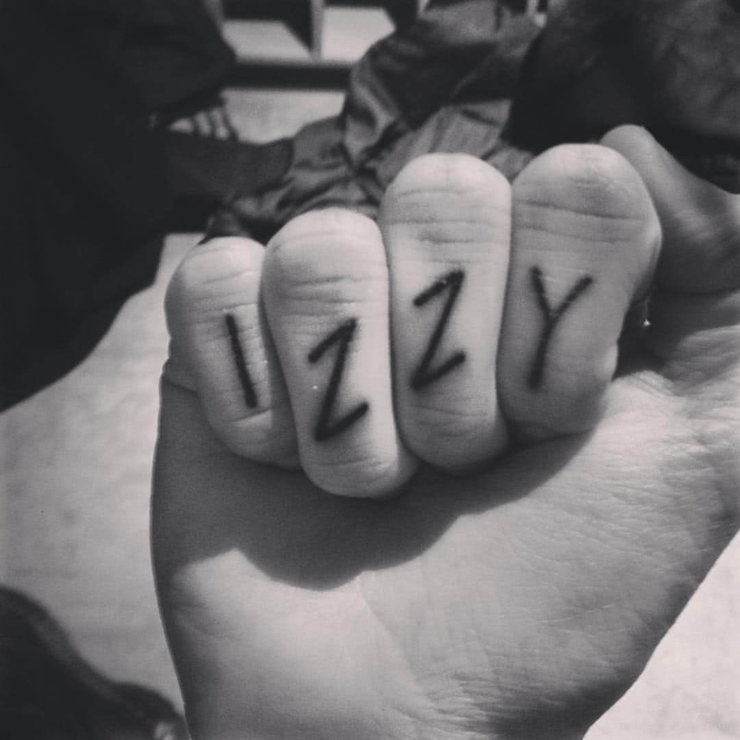 Tattoo Buchstaben auf den Fingern