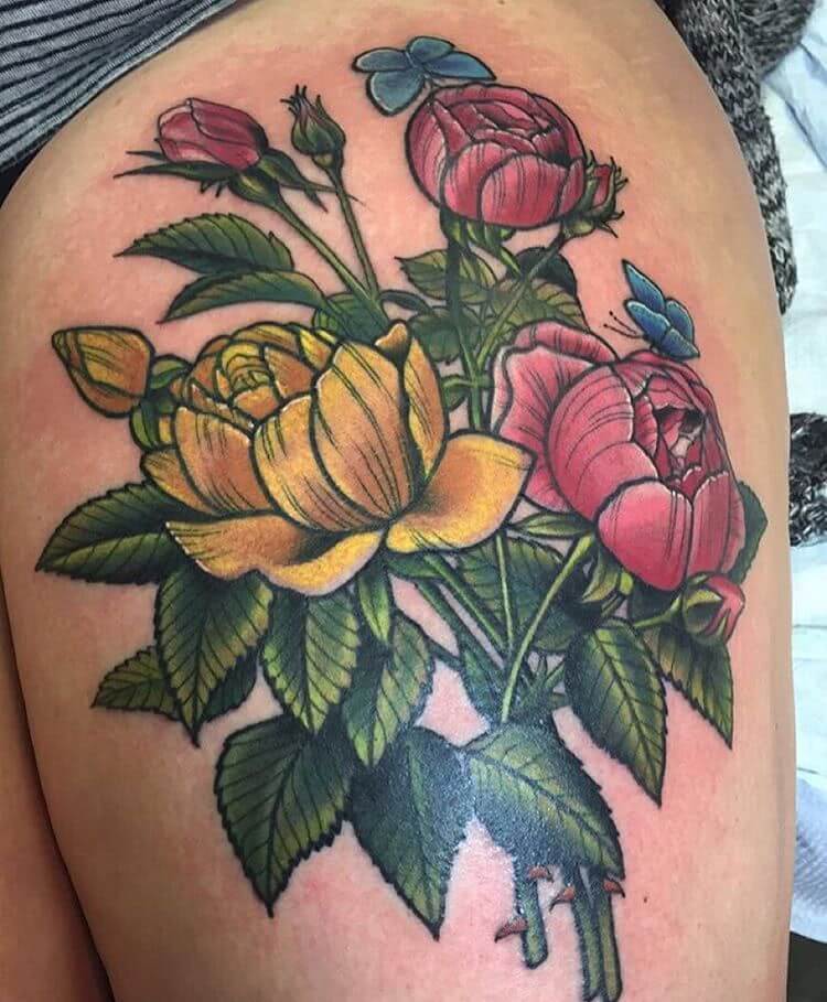 Tattoo Bunte Blumen auf dem Oberschenkel