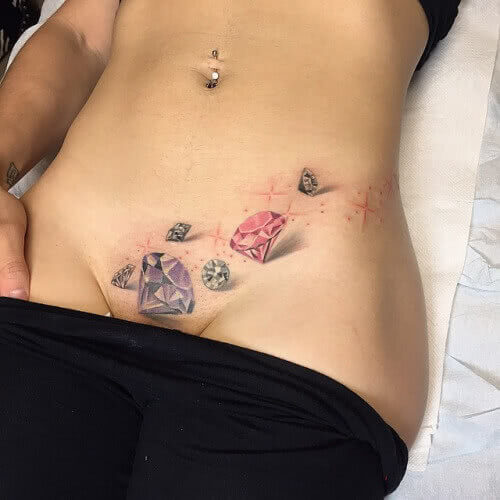 Tattoo Bunte Diamten auf dem Bauch
