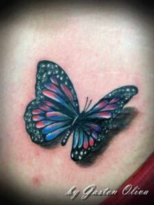 Buntes 3D Schmetterling Tattoo Motiv auf der Schulter