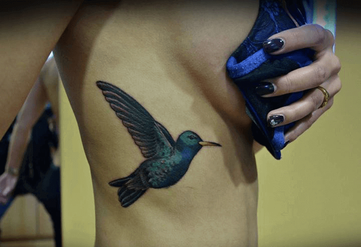 Tattoo bunter Vogel