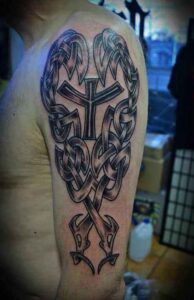 Wikinger und Keltischer Knoten Tattoo Idee für den Oberarm