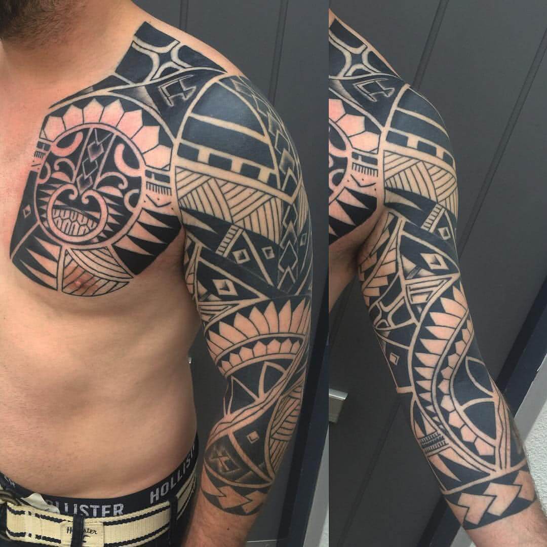 Tattoo Chest Plate Tattoo im polynesischem Stil