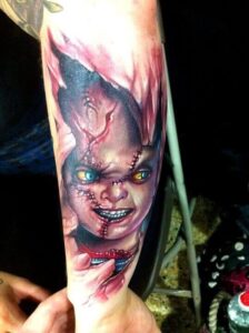 Realistisches Chucky die Mörderpuppe Tattoo Motiv am Unterarm