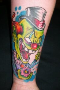 Comic Clown Tattoo Idee am Unterarm