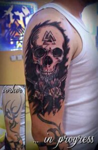 Totenkopf Cover-up Tattoo Idee für den Oberarm