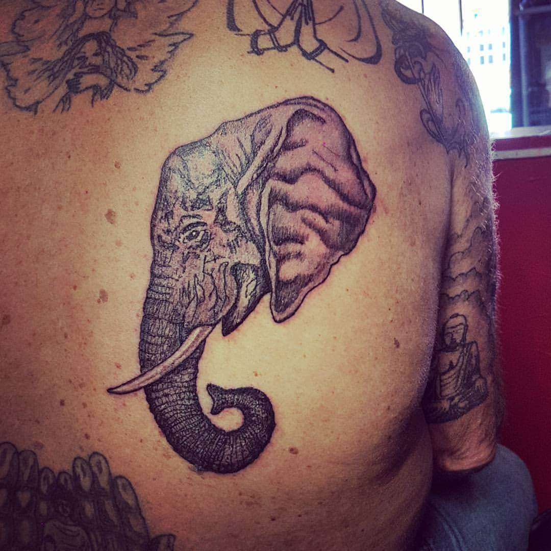 Tattoo detailreicher Elefant