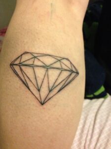 Diamant Tattoo Motiv mit feinen Linien am Unterarm