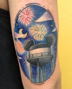 Disney Wasserturm auf dem Oberarm
