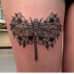 Dotwork Libelle auf dem Oberschenkel