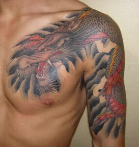 Drache auf Arm und Brust
