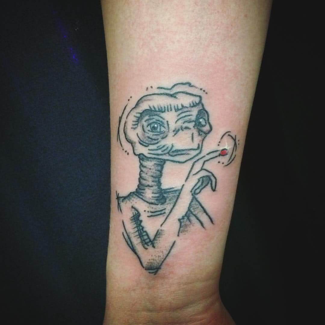 Tattoo E.T. mit rotem Finger
