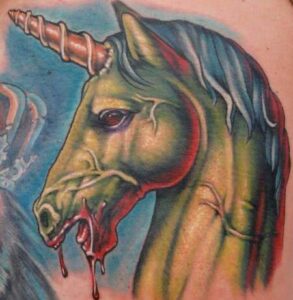 Horror Einhorn Tattoo Motiv für die Schulter