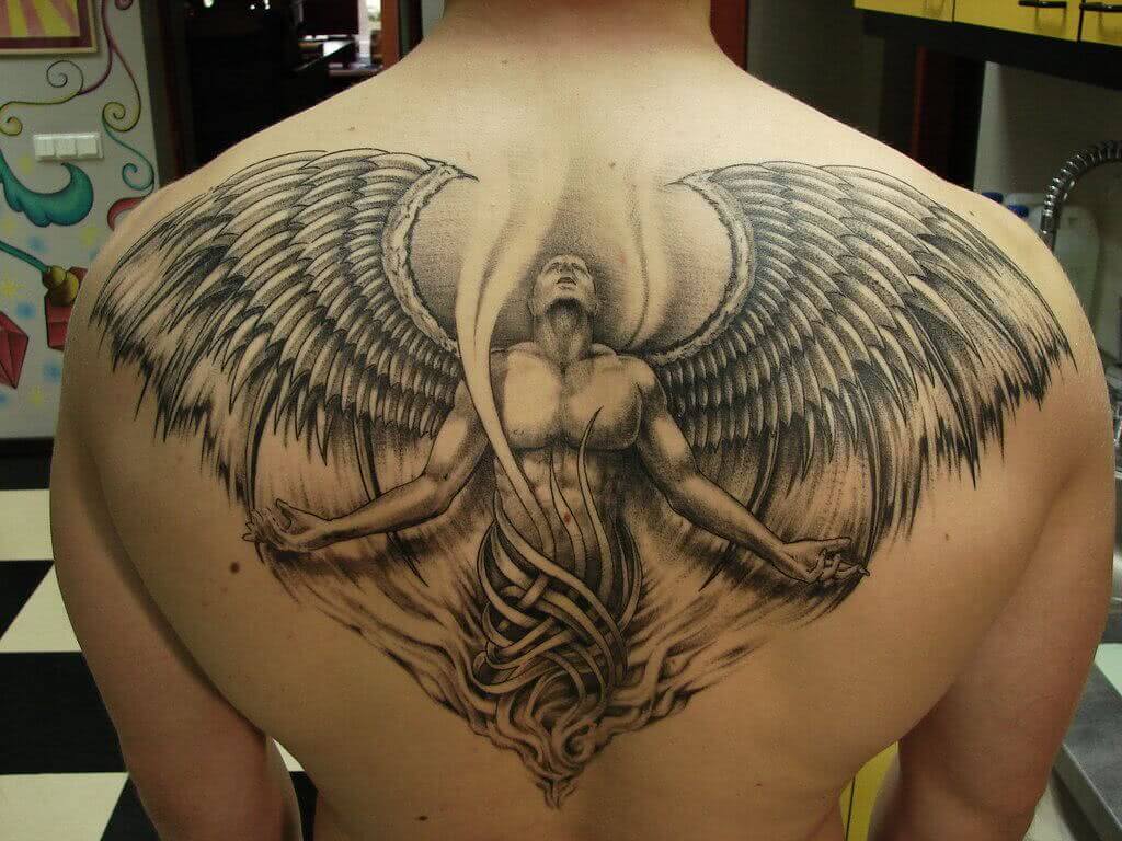 Tattoo Engel mit Flügen auf dem Rücken