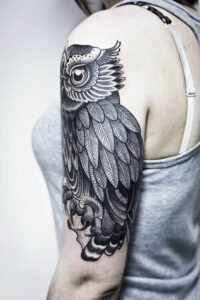 Eulentattoo auf dem Arm