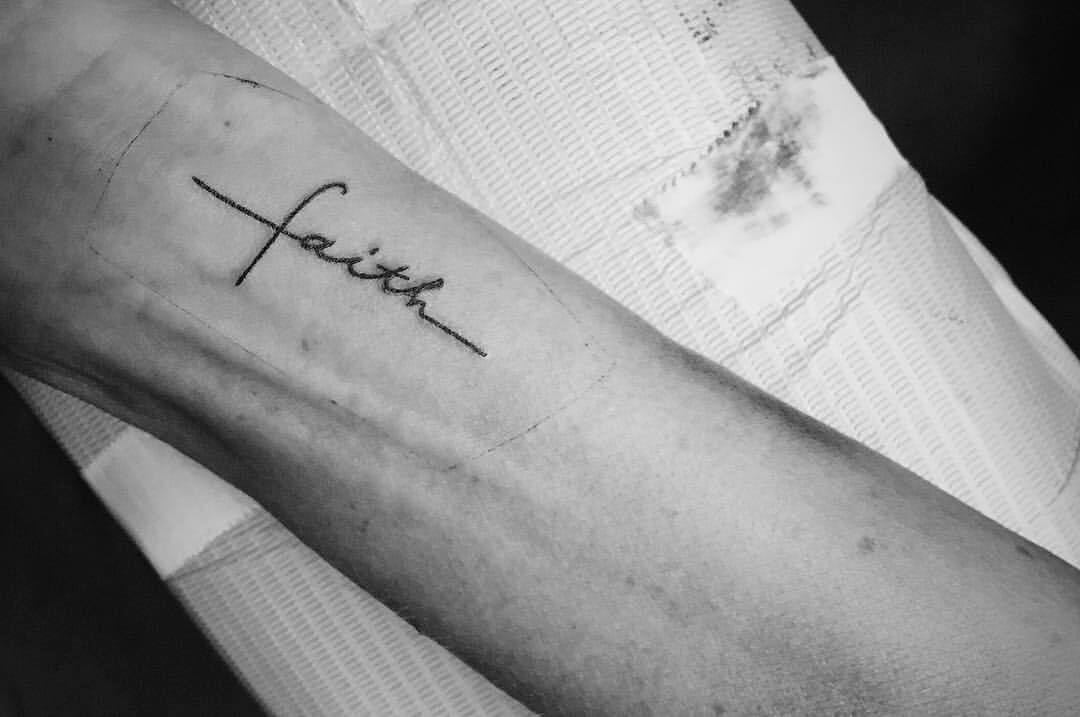 Tattoo Faith Schreibschrift Unterarm