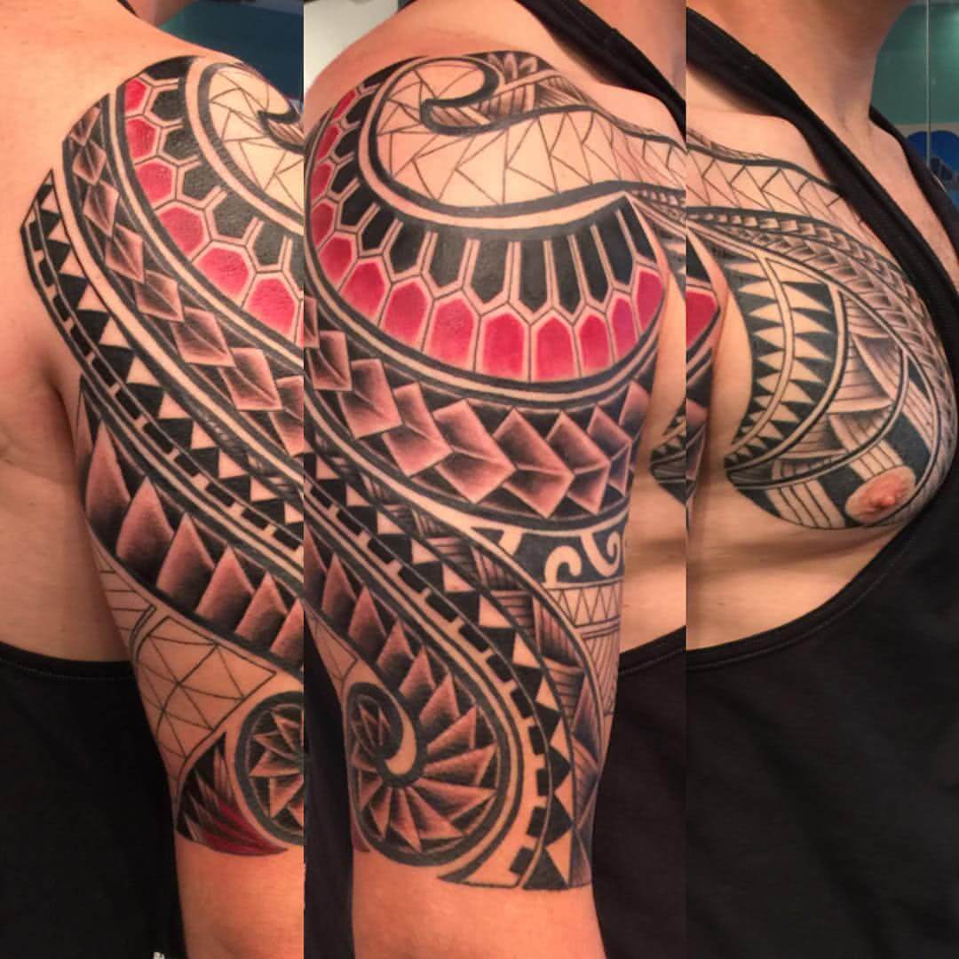 Tattoo farbiges Tattoo im polynesischem Stil