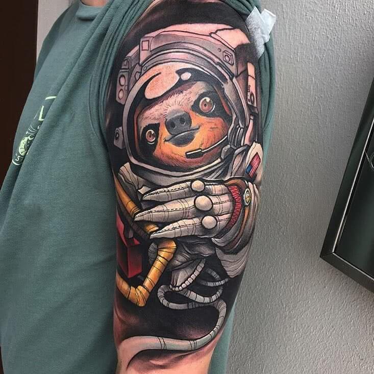 Tattoo Faultier als Astronaut