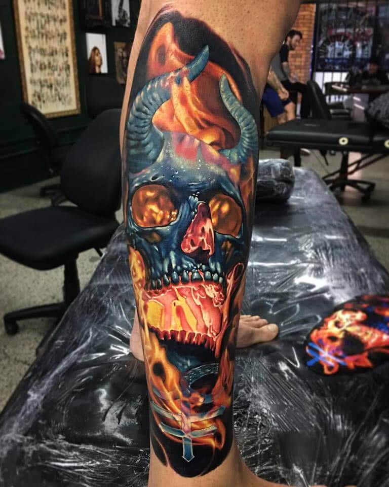 Tattoo flammender Totenschädel