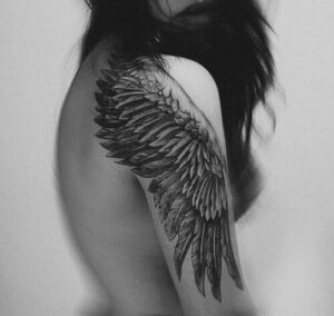 Realistisches Adlerflügel Tattoo Motiv am Oberarm