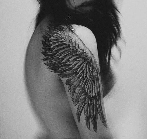 Tattoo Flügel auf dem Oberarm