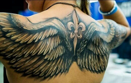 Tattoo Flügel mit Lilie