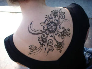 Florales Henna Rücken