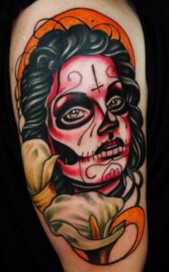 Frau mit Kreuz und Blumen