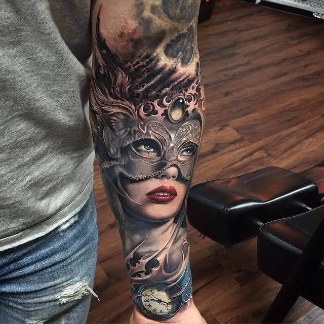 Tattoo Frau mit Maske
