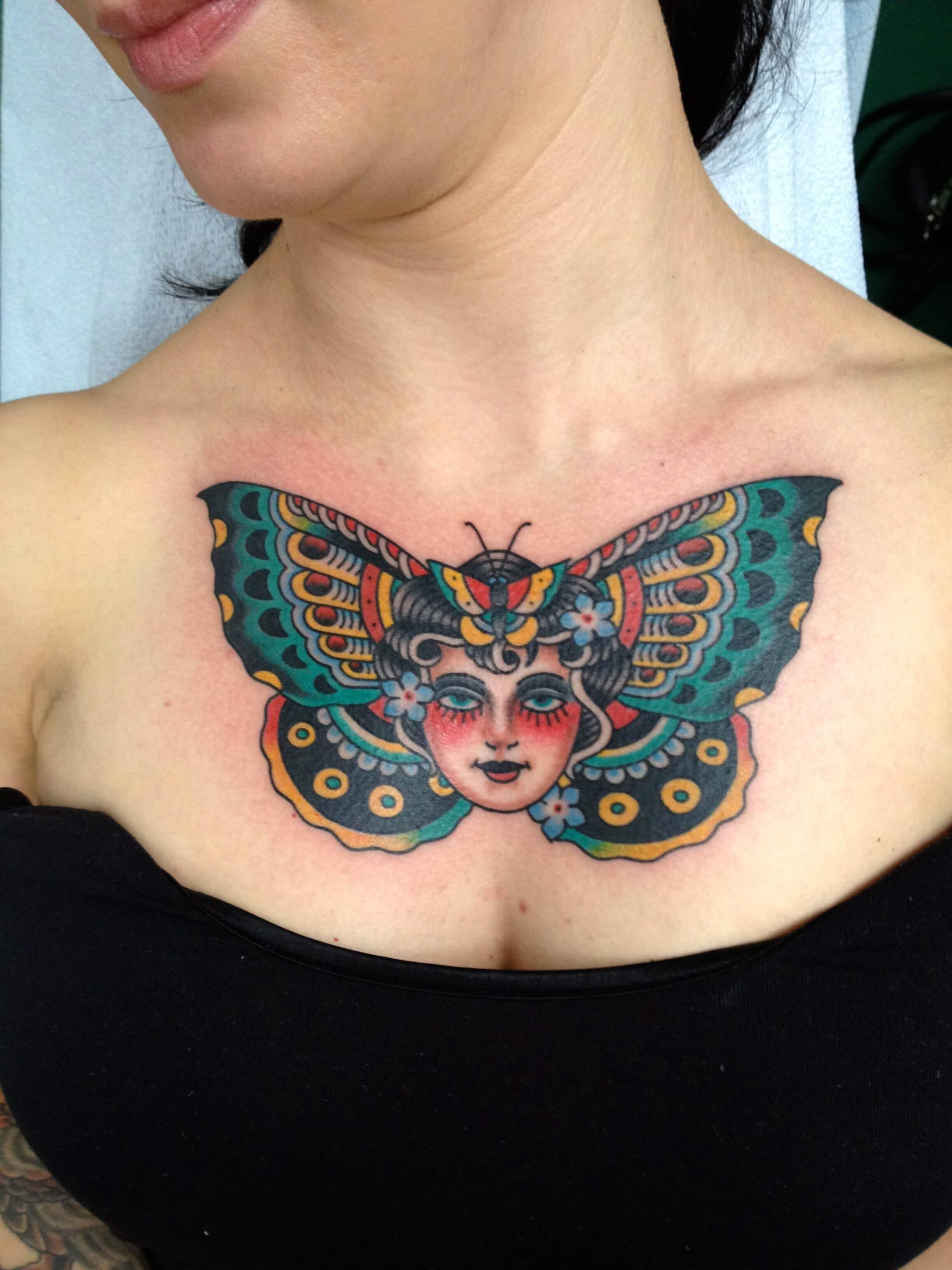 Tattoo Frauengesicht mit Schmetterlingsflügel