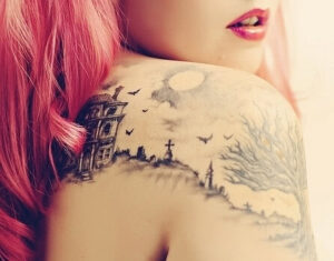 Horror Friedhofslandschaft Tattoo Idee mit Gruselhaus auf der Schulter