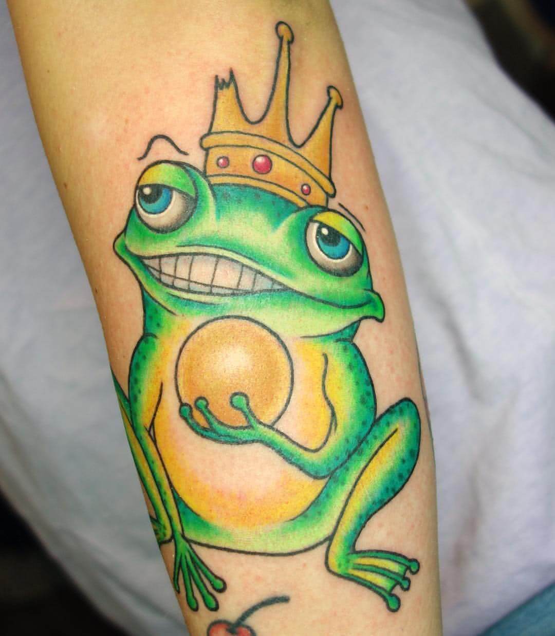 Frosch-Koenig auf dem Arm