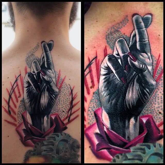 Tattoo gekreuzte Finger in Farbe