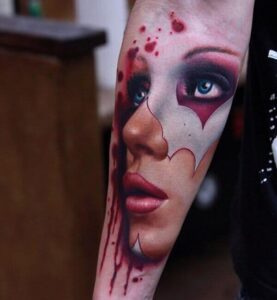 Realistisches Horror Frauenportrait Tattoo am Unterarm