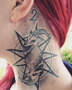 gespiegeltes Tattoo einer Ziege