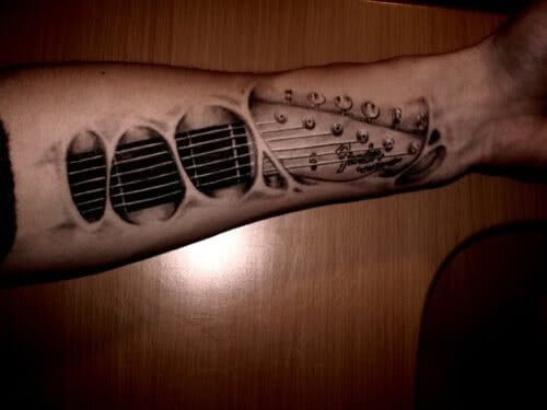 Tattoo Gitarre unter der Haut