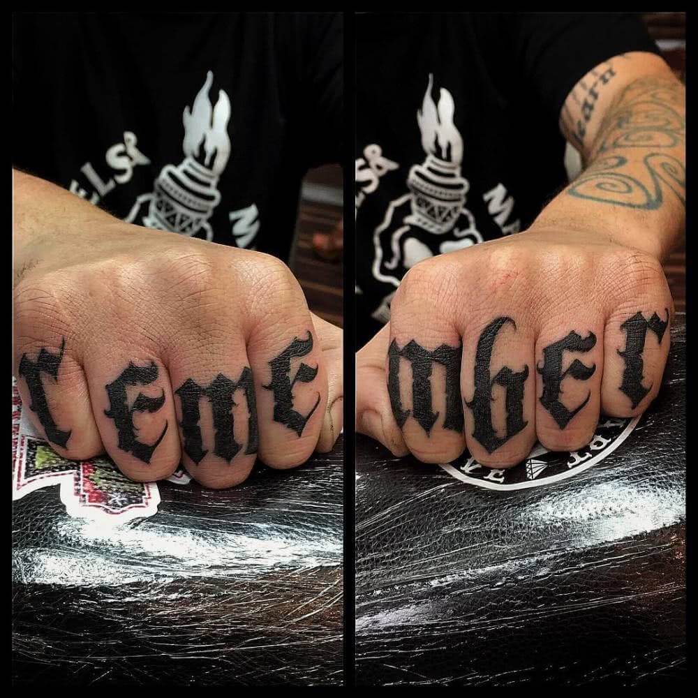 Tattoo gothic Schrift auf dem Finger remember