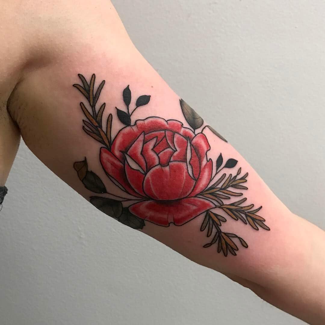 Tattoo große Rose mit Blättern