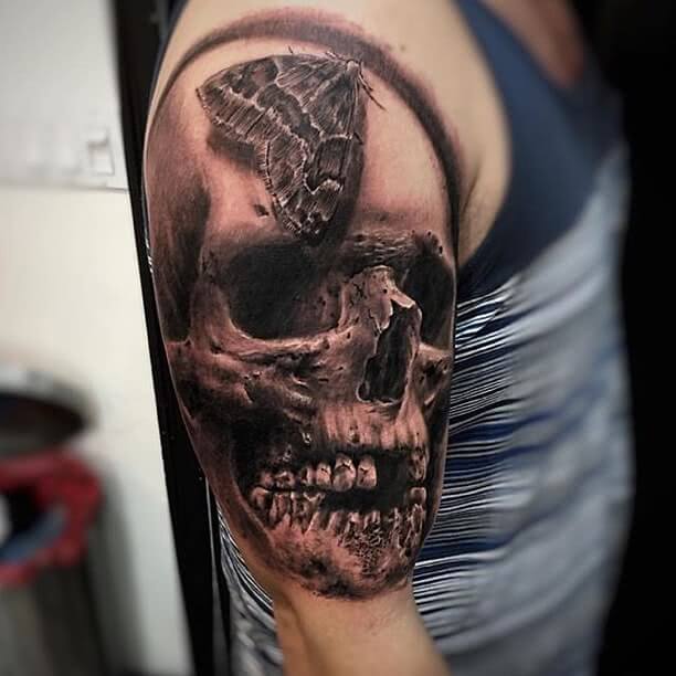 Tattoo großer Totenschädel mit einer Motte
